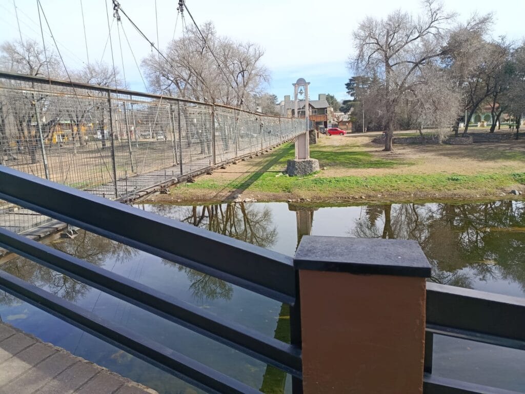 Puente colgante desde la acera